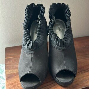 Black ruffle heel